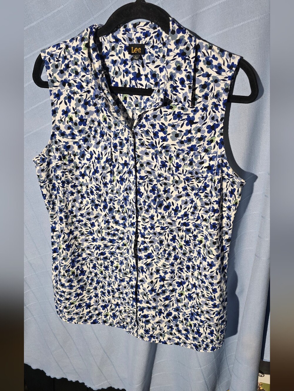 Lee Floral Button-Front Tank Blouse in Blue and White